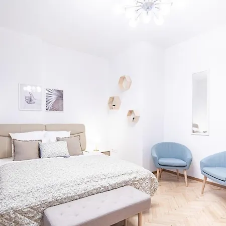 - Large - Balcony - Comfy - Ac Apartment *