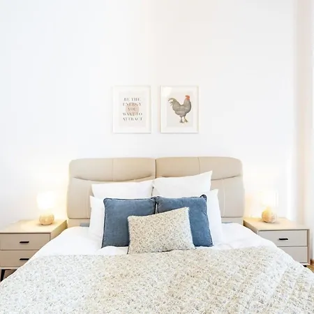 - Large - Balcony - Comfy - Ac Apartment *