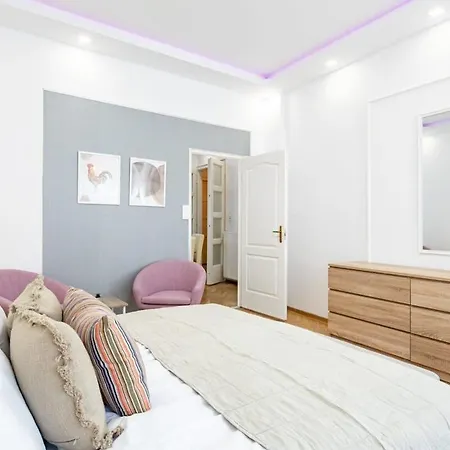 - Large - Balcony - Comfy - Ac Apartment *