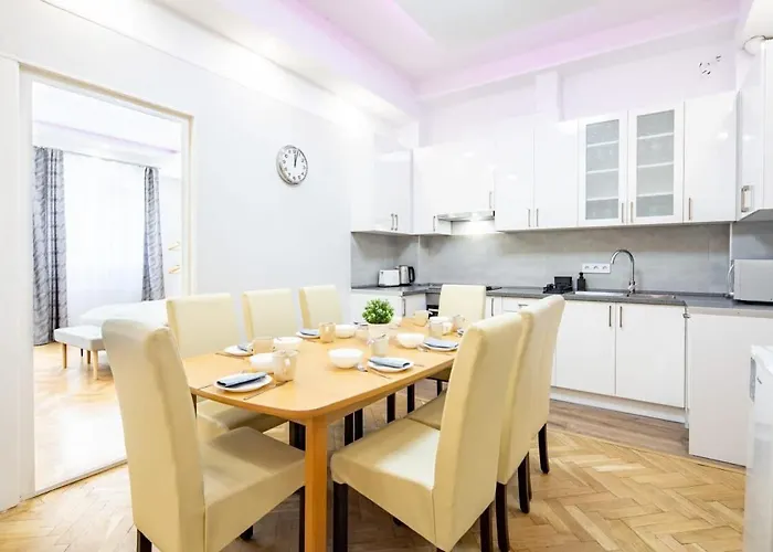 - Large - Balcony - Comfy - Ac *