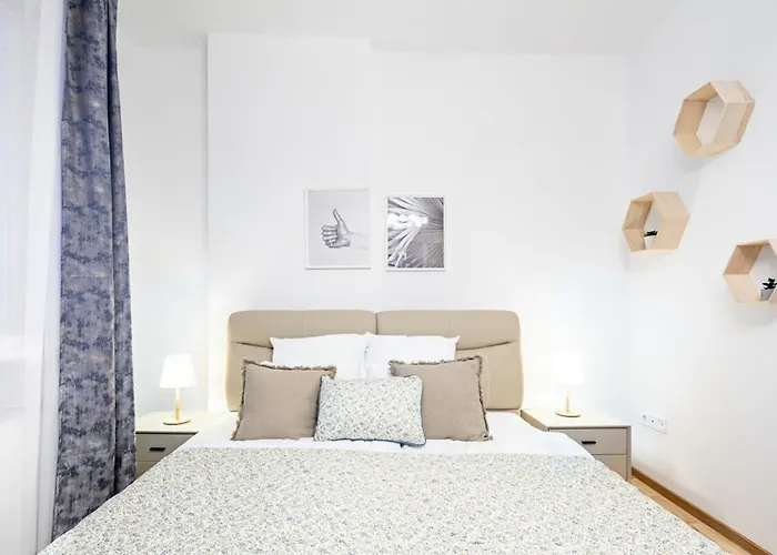 - Large - Balcony - Comfy - Ac * Budapest