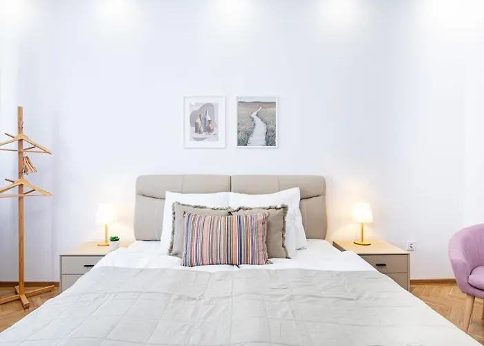 - Large - Balcony - Comfy - Ac *