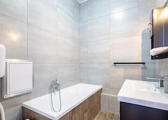 - Large - Balcony - Comfy - Ac *