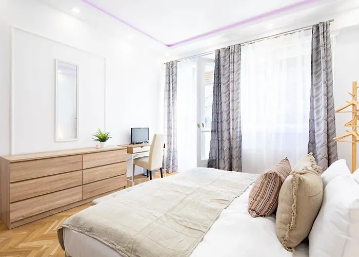 Apartament - Large - Balcony - Comfy - Ac *