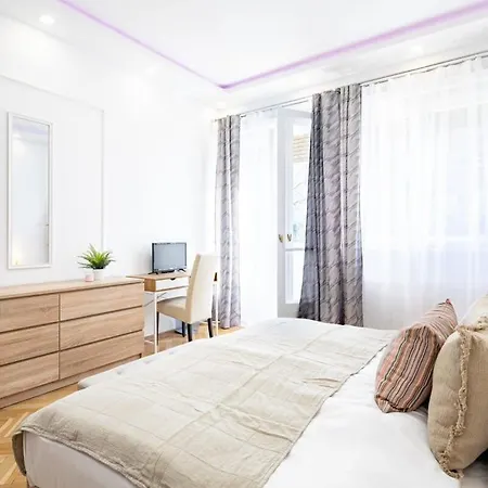 Appartement - Large - Balcony - Comfy - Ac *