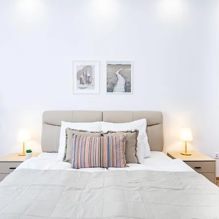 - Large - Balcony - Comfy - Ac *